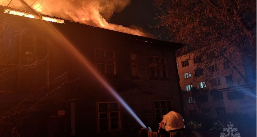 В Кирове сгорел жилой двухэтажный дом: пострадала 3-летняя девочка