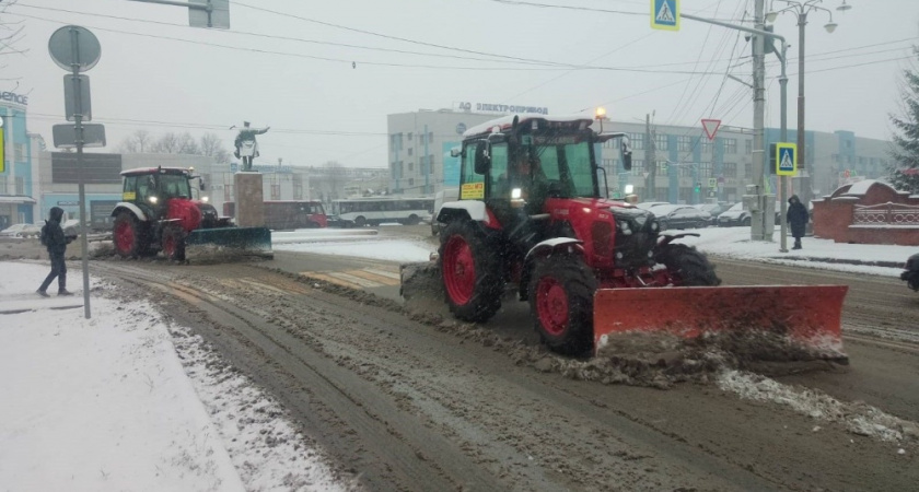 На улицах Кирова со снегопадом борются более 115 человек и 100 единиц техники