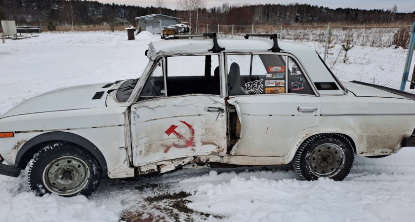 В Слободском районе ВАЗ вылетел с дороги и врезался в столб: двое пострадавших