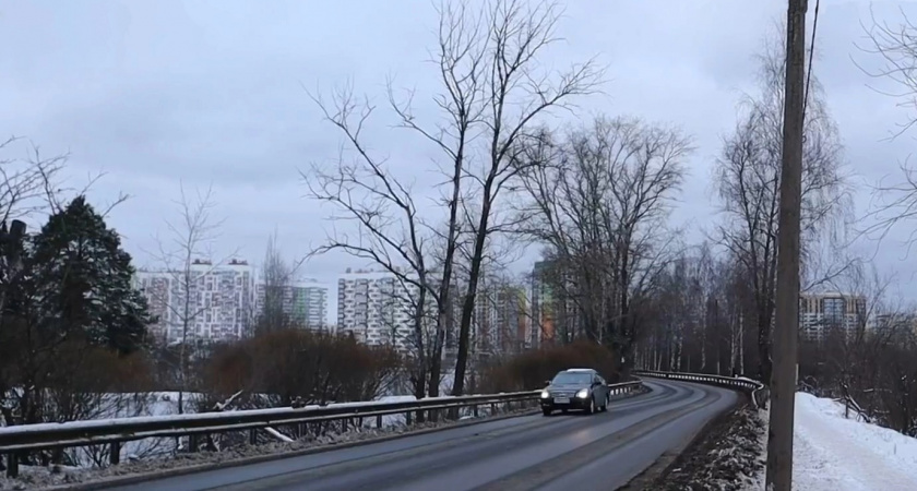 В Кирове водители рискуют утонуть в болоте, проезжая вечером через Чистые Пруды