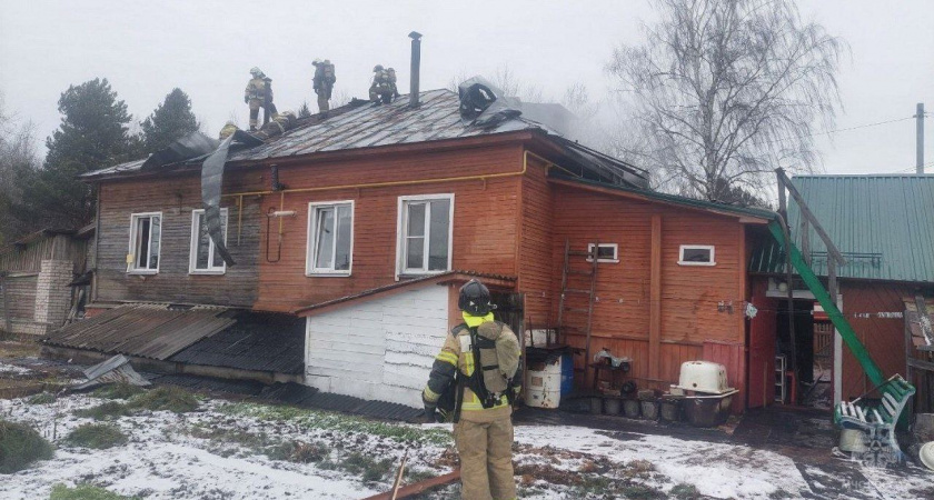 В пригороде Кирова пожар охватил двухквартирный жилой дом