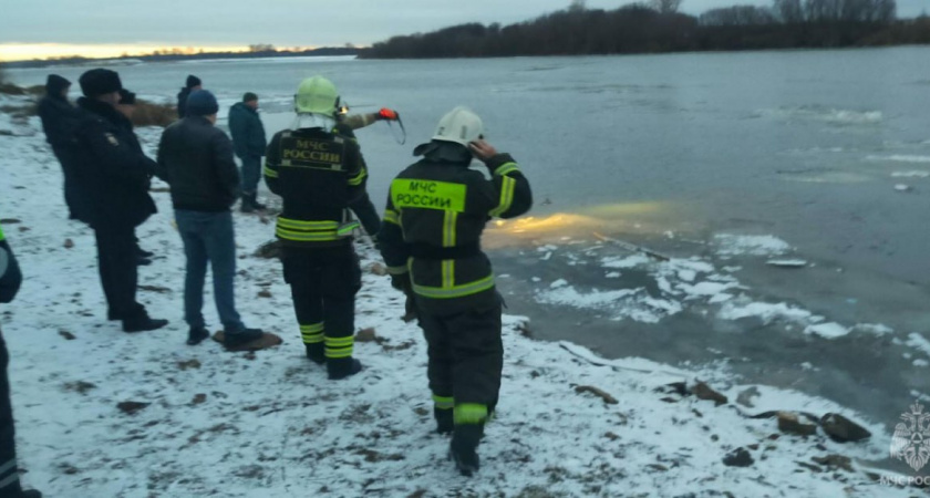 В Кирово-Чепецке два ребенка вышли на лед Вятки и провалились: одну девочку ищут