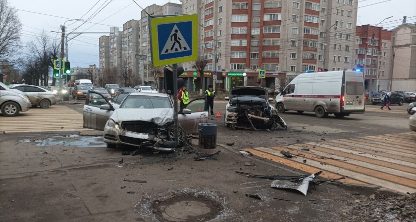 В Кирове на улице Ленина произошло ДТП с двумя иномарками, есть пострадавшие