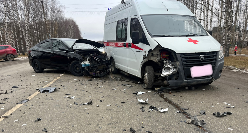 В Кирове Hyundai Solaris протаранил карету скорой помощи: четверо пострадавших