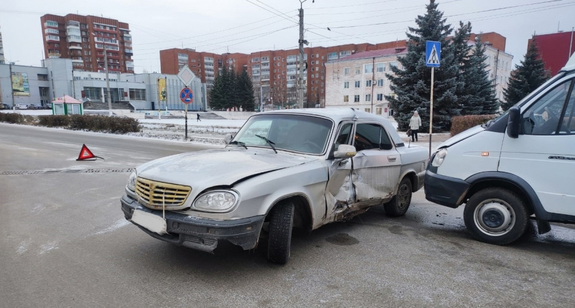 В Вятских Полянах "Газель" въехала в "Волгу": водитель легковушки получил травмы