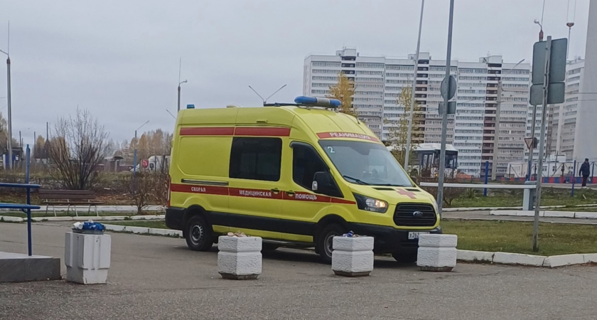 В Кирове под окнами многоэтажки на улице Пархоменко обнаружили тело человека