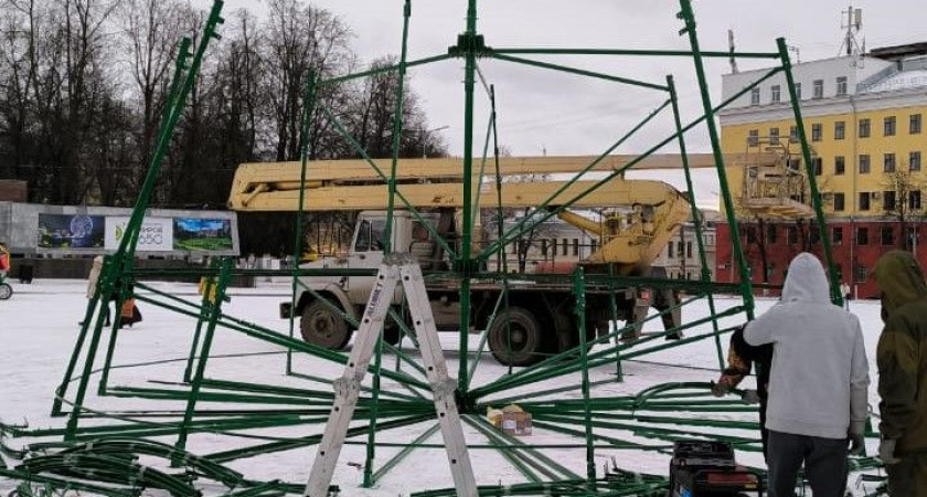 В Кирове с установки елки началась подготовка Театральной площади к Новому году