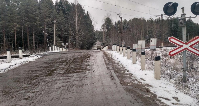 Под Кировом перекроют железнодорожный переезд