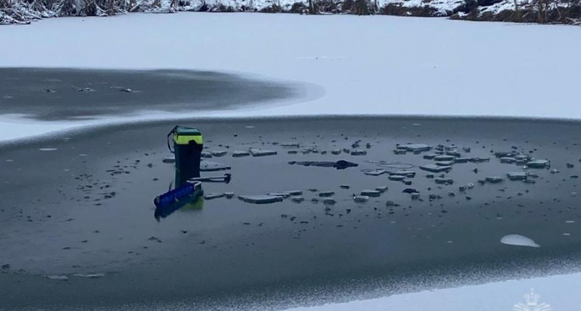 В Котельниче из воды достали тело рыбака, вышедшего на лед толщиной 2 сантиметра