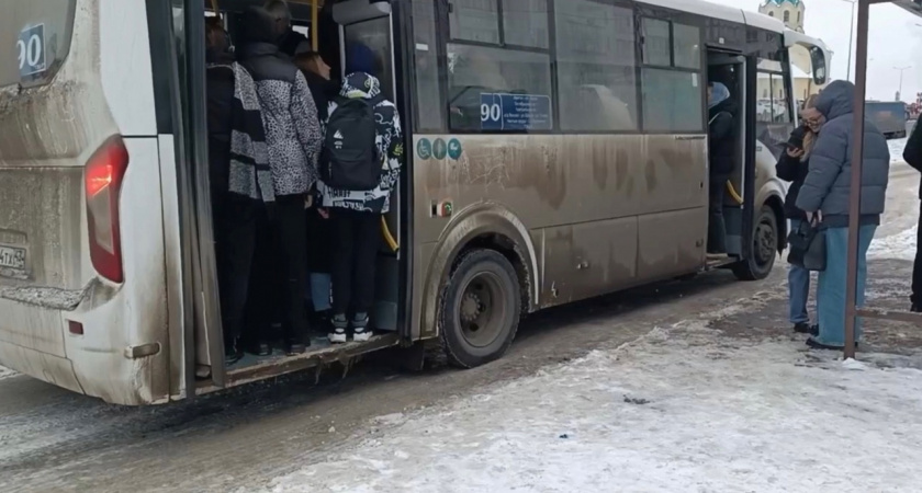 "Кондуктор чуть не “с ноги запихивает" в автобус”: жители Курочкиных и Чистых Прудов с трудом добираются до работы