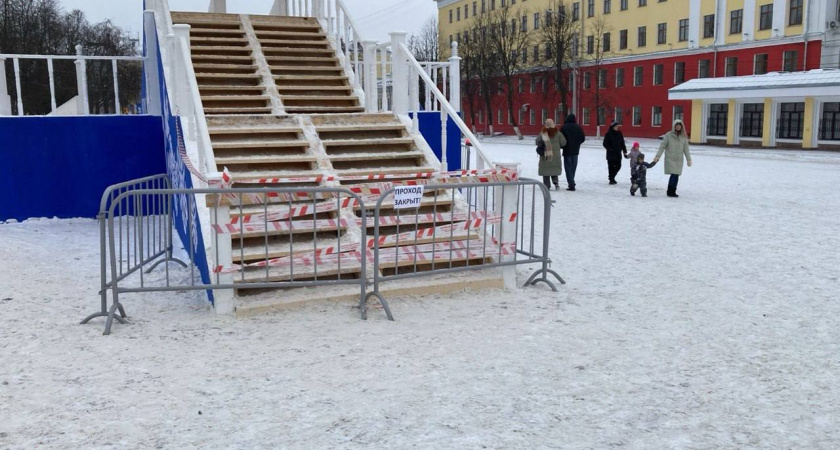 Вячеслав Симаков призывает кировчан не кататься с горки на Театральной площади