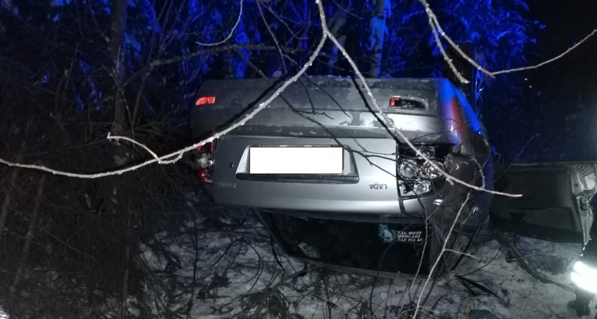 В Омутнинском районе пьяный водитель опрокинул машину в кювет: двое пострадавших