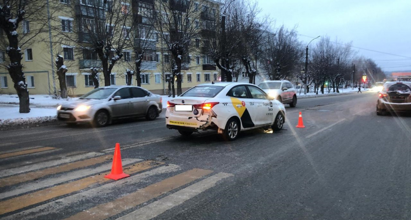 В Кирове на улице Ломоносова таксист снес женщину на пешеходном переходе