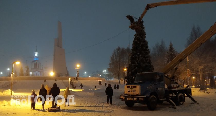 В Кирове из-за сильного ветра упала новогодняя елка