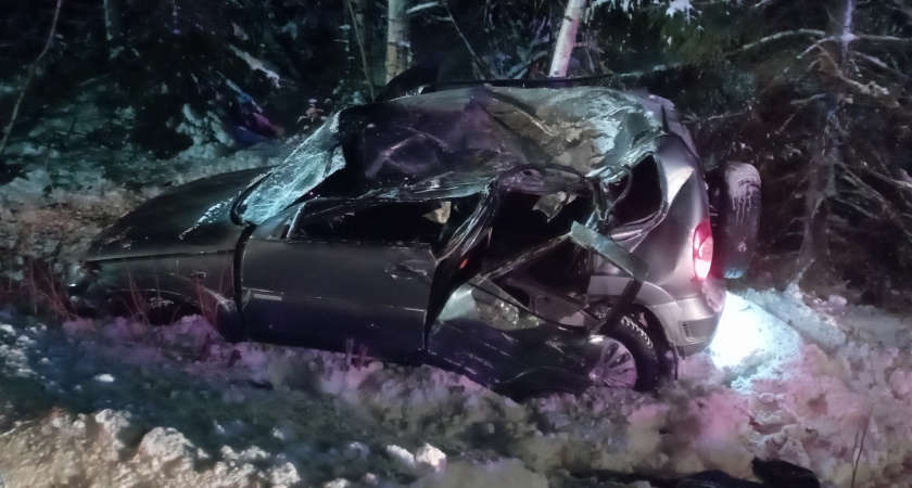 Двое, включая девушку 17 лет, погибли в жестком ДТП с внедорожником под Куменами