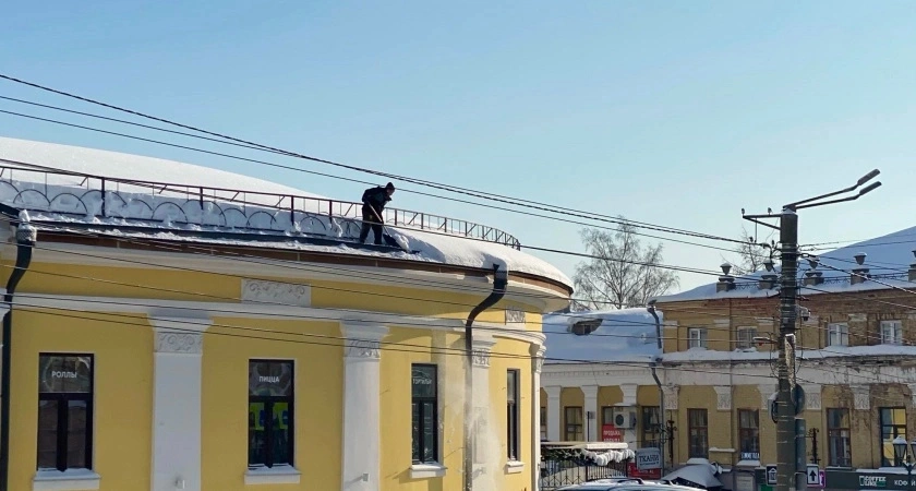 Фото к статье: Госжилинспекция начала охоту на кировские УК, которые не чистят крыши и дворы