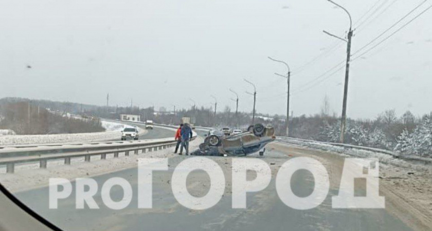 В Кирове на Новом мосту иномарка протаранила отбойник и перевернулась