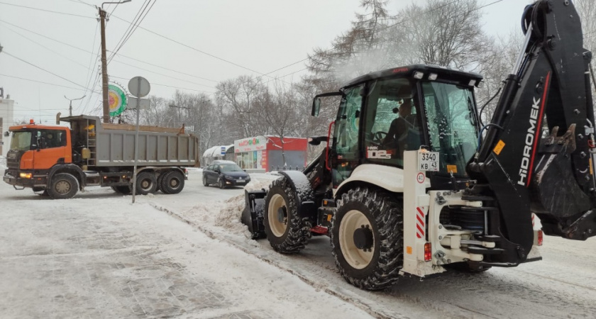 Власти Кирова просят на парковать авто на 37 участках: список улиц на 25 декабря