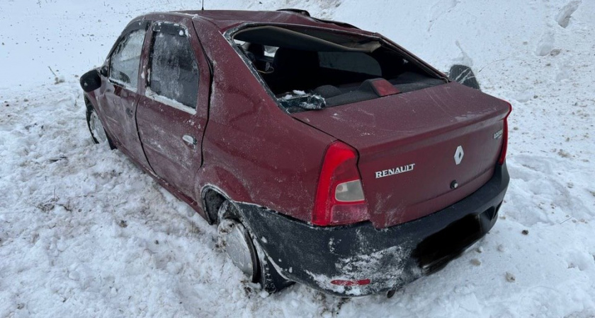 На трассе в Котельничском районе Renault Logan вылетела с трассы и перевернулась