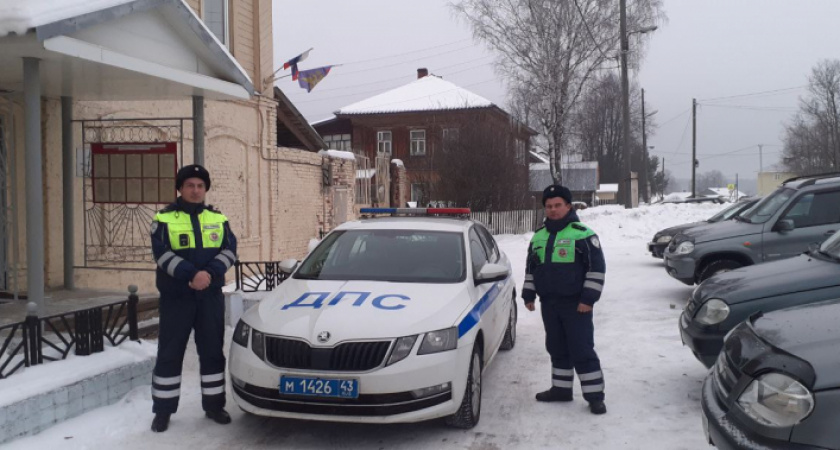 Яранские полицейские спасли кировчанку, попавшую в снежную плен под Тужой