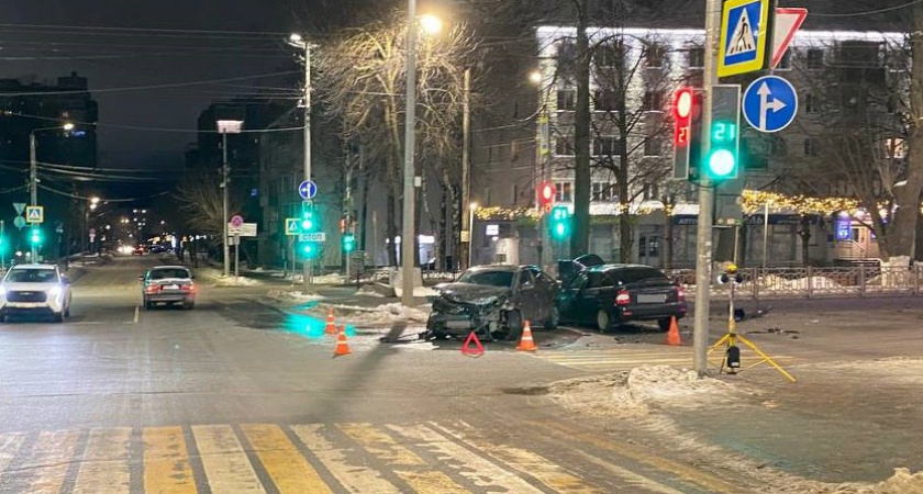 В Кирове на Октябрьском проспекте произошла жесткая авария: пострадала девушка