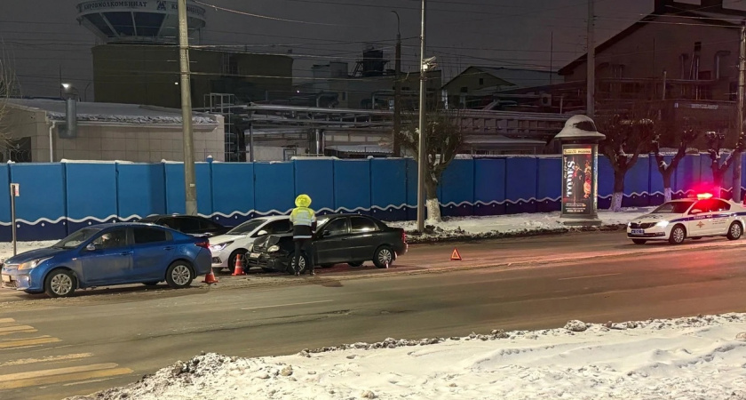 В Кирове на улице Воровского нетрезвый бесправник спровоцировал тройное ДТП