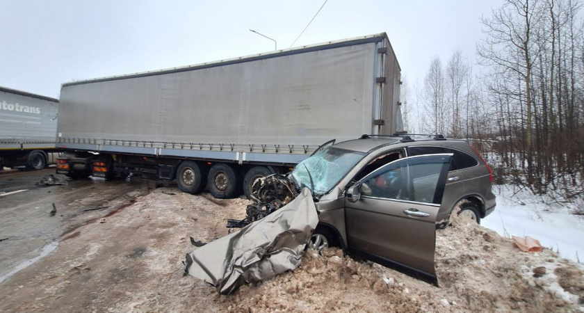 В Орловском районе фура столкнулась с легковушкой: пострадали два человека 