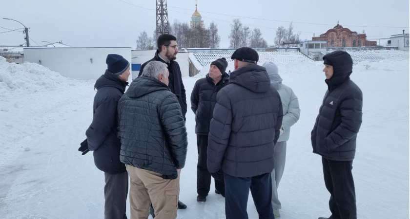 В Кирове заканчивают восстановление льда на стадионе "Динамо"