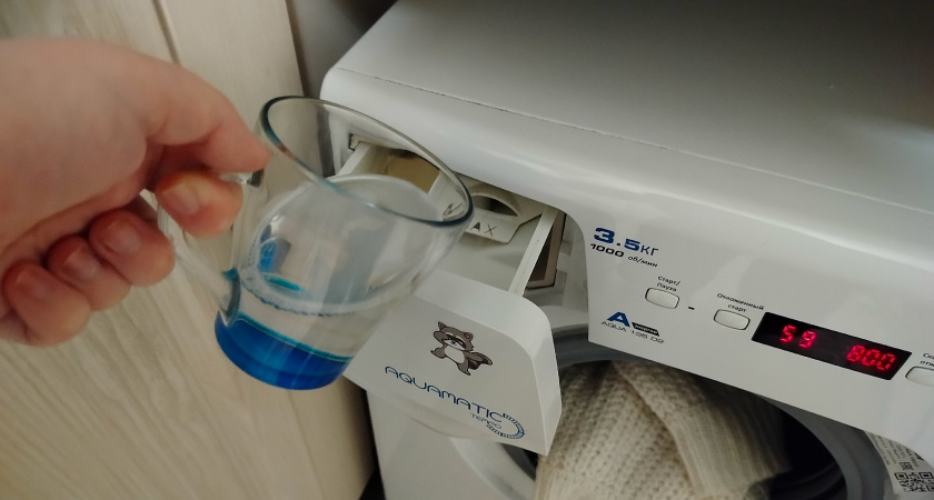 Всего один стакан, и белье безупречно белое: что добавляют в стиралку опытные хозяйки