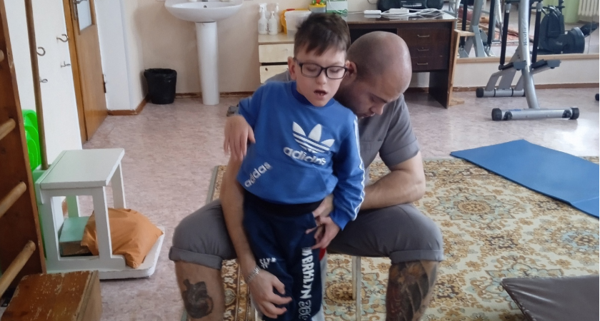 Каждый шаг – победа: история маленького кировчанина, который 7 лет борется с тяжелой болезнью