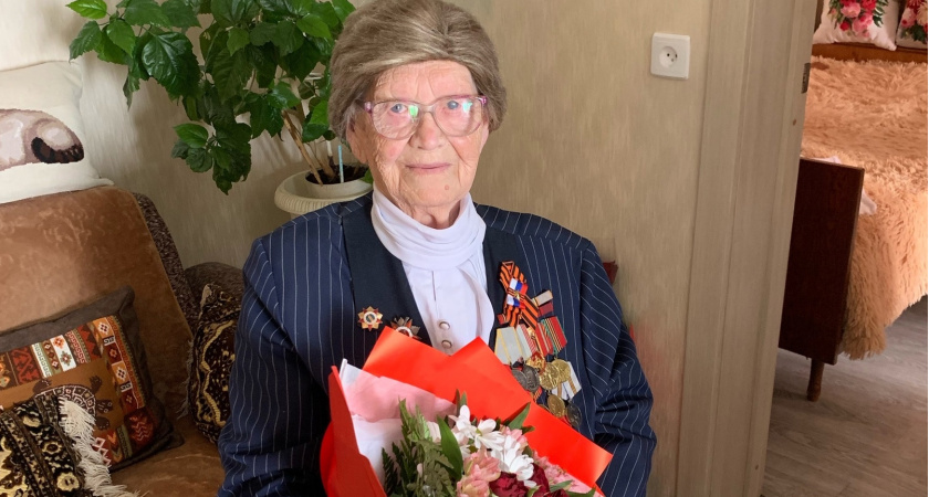 "Разгадывает кроссворды на планшете и читает электронную книгу": чем еще занимается долгожительница из Слободского? 