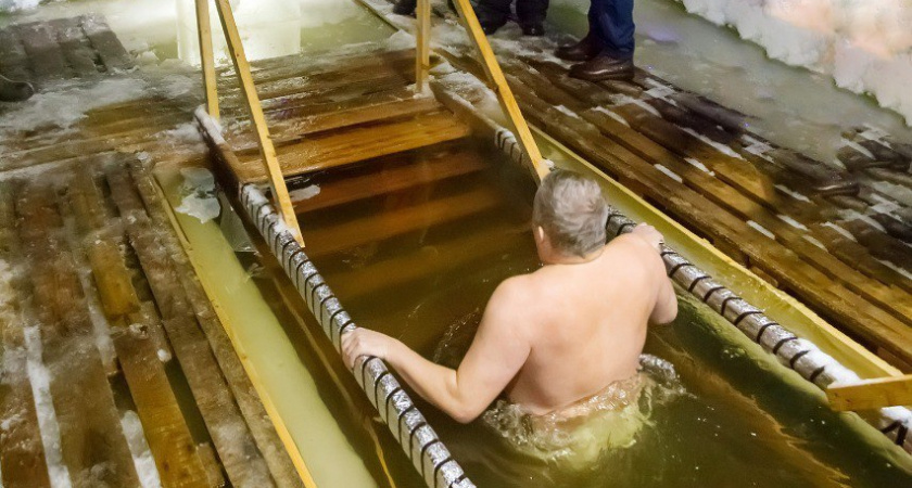 В МЧС дали рекомендации кировчанам, как безопасно окунаться в прорубь 