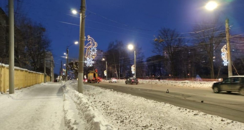 В Кирове на улице Московской произошел обрыв троллейбусной контактной сети