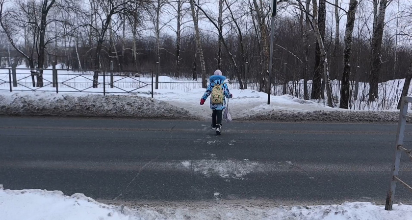 Кировчане уже год пересекают дорогу по смертельно опасному пешеходному переходу