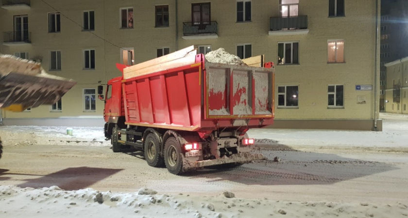 Кировчанам объявили, с каких улиц будут вывозить снег 22-23 января