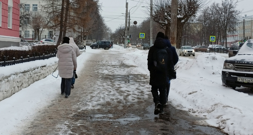 "Готовим резиновые сапоги и зонты": кировчан предупредили об оттепели и дождях