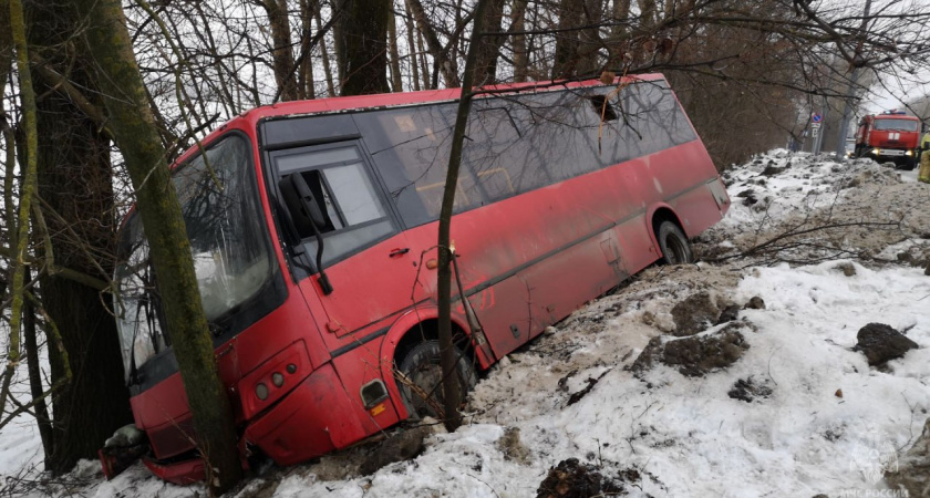 Автобус с 10 пассажирами вылетел с дороги на Слободском тракте в Кирове