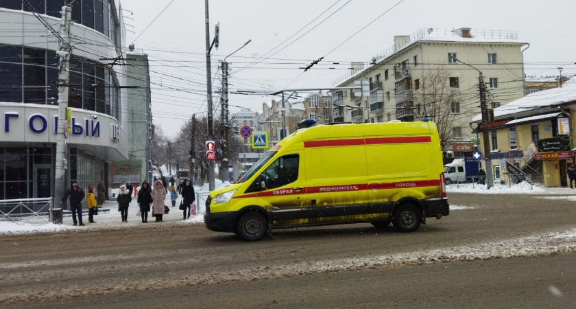 В Кирове кровельщик, ремонтировавший крышу, рухнул с высоты четвертого этажа