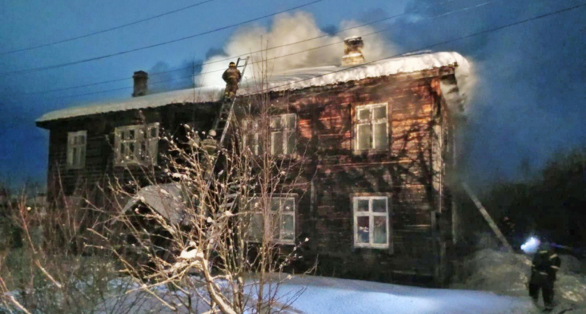 В Лузе ночной пожар уничтожил двухэтажный деревянный дом