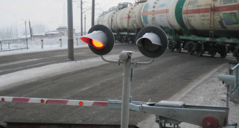 Движение на переезде в Нововятском районе Кирова ограничат на восемь часов