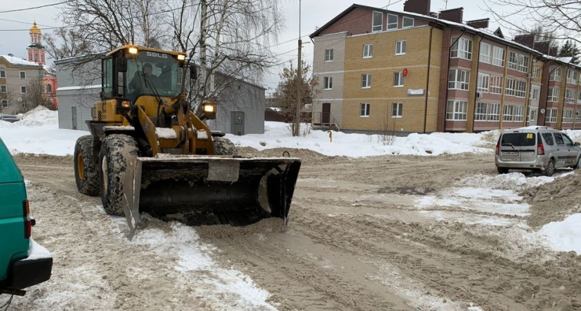 В Кирове вывезут снег с 16 улиц: в мэрии просят не парковать машины на участках