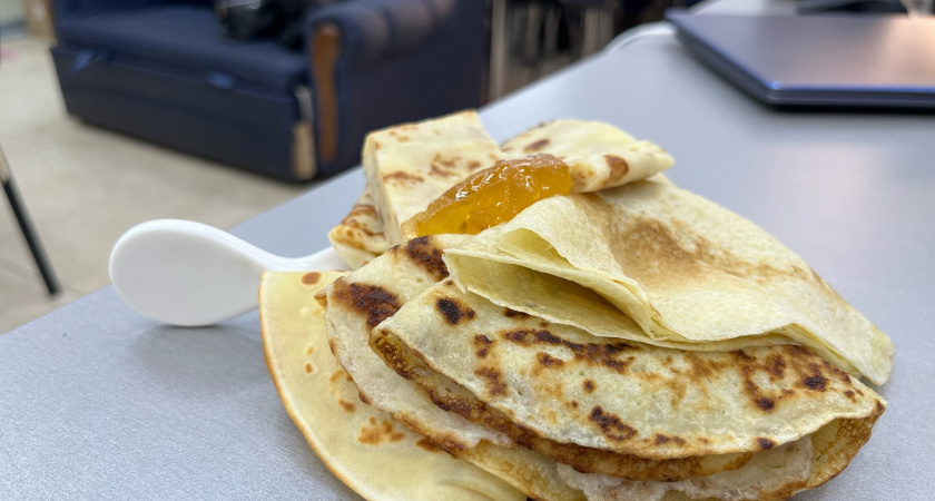 Гости обалдеют от этой вкуснятины: легкий рецепт тонких старорусских блинов на Масленицу