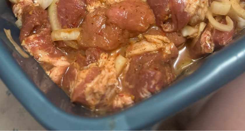 Заменит котлеты: эта мясная подлива любой гарнир сделает кулинарным шедевром - простейший рецепт