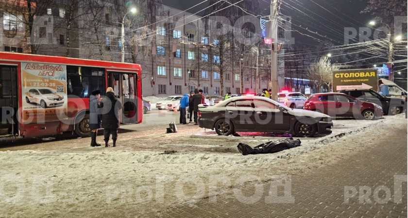 Фото к статье: "Водитель автобуса сразу крикнул: "Скорую!": кировчане стали свидетелями смертельной аварии у администрации