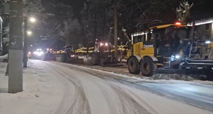 В Кирове устраняют последствия снегопада силами 110 рабочих и 99 единиц техники