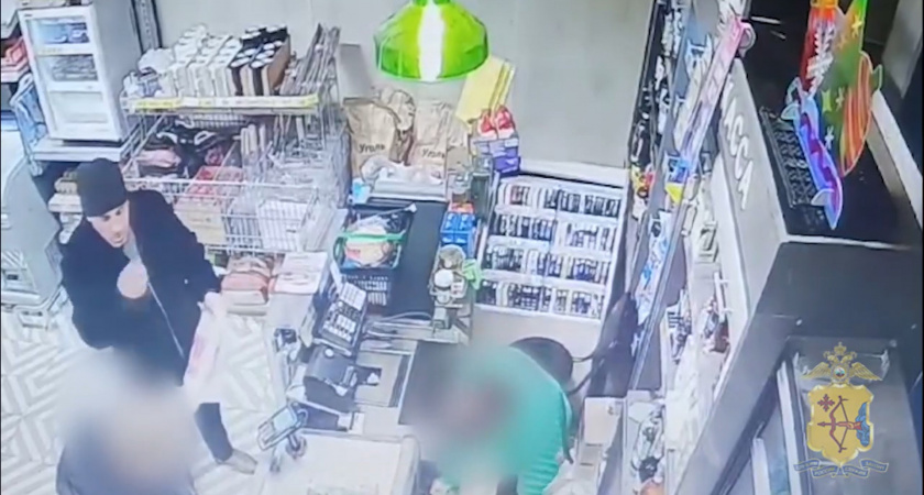 В Кирове ищут мужчину, расплатившегося в магазине чужой банковской картой