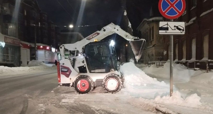 В последние выходные зимы в Кирове вывезут снег с 18 участков: список улиц