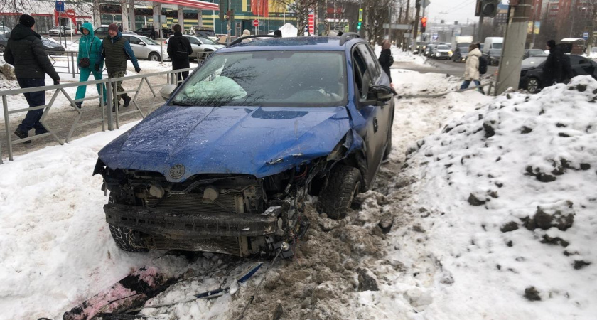 В Кирове столкнулись две иномарки, одну откинуло на пешехода: четверо пострадали