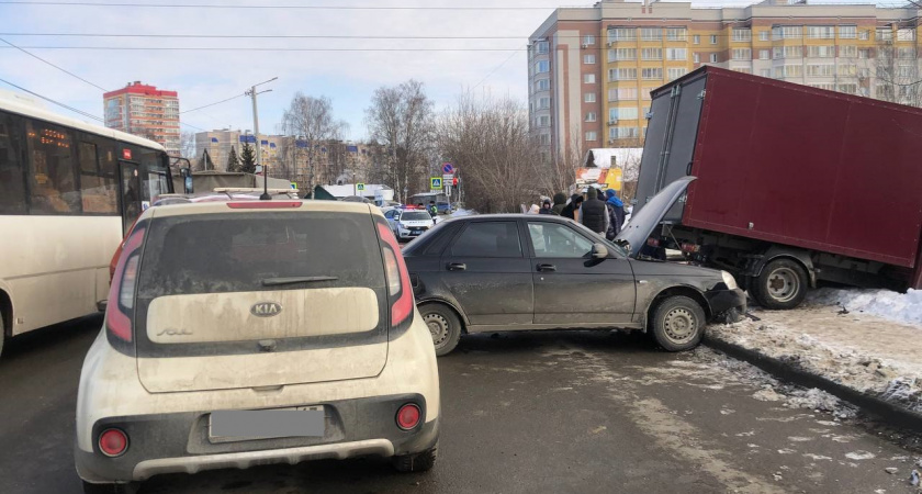 Появились детали ДТП с 6 авто на улице Энтузиастов в Кирове: есть пострадавший