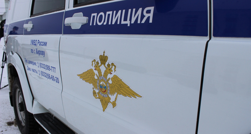 Отогнутая дверь и сбежавший вор: в Кирове раскрыли попытку угона